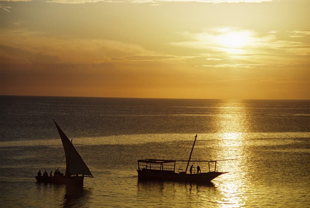 Zanzibar, Tanzania, Sonnenuntergang. Segelboot