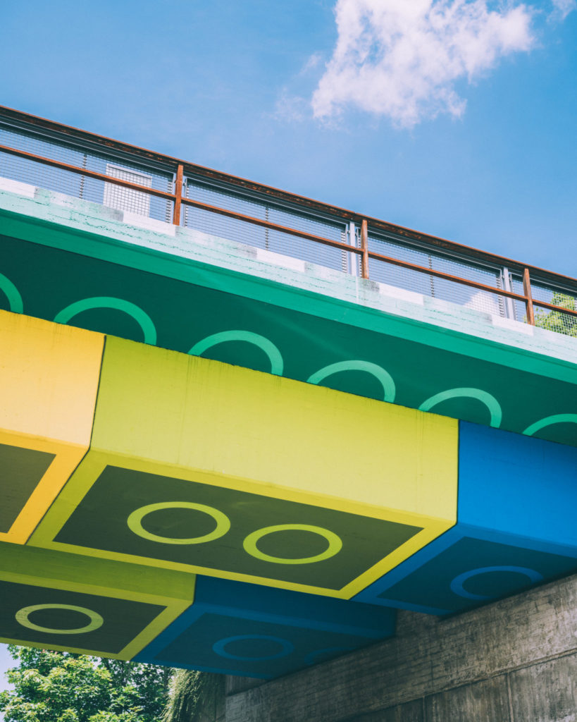 Legobrücke in Wuppertal mit Fußgänger Nordrhein-Westfalen © Johannes Höhn