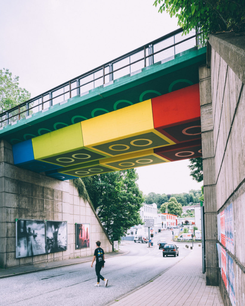 Legobrücke in Wuppertal mit Fußgänger Nordrhein-Westfalen © Johannes Höhn