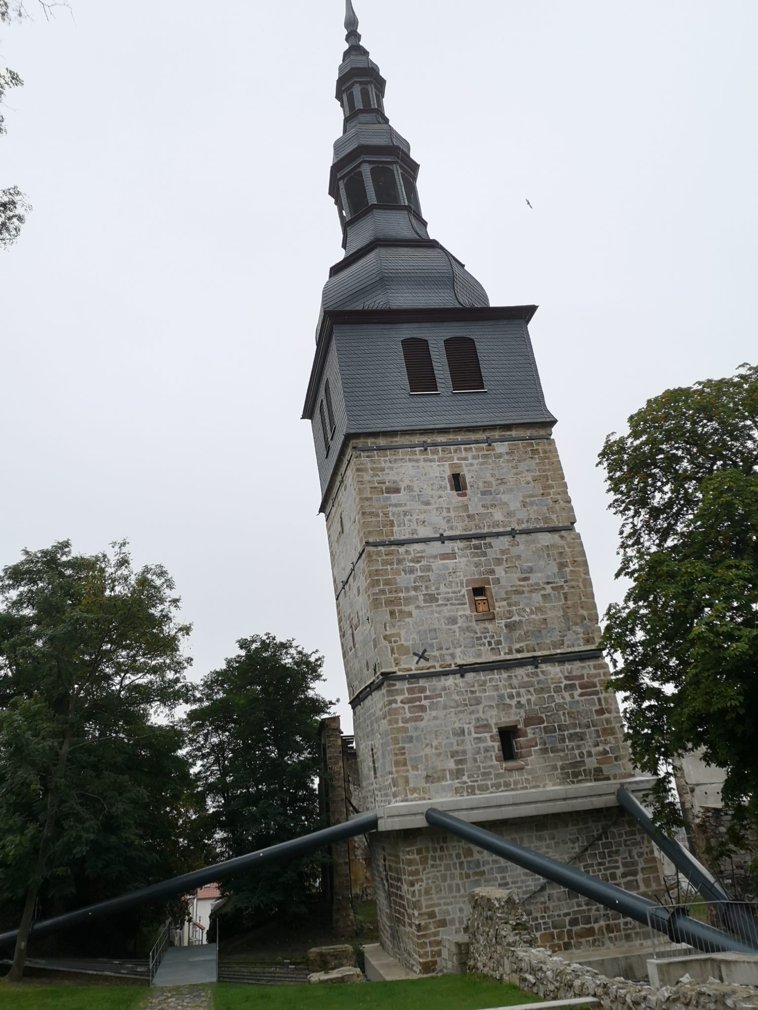 Der Schiefe Turm mit seinem Korsett (1)