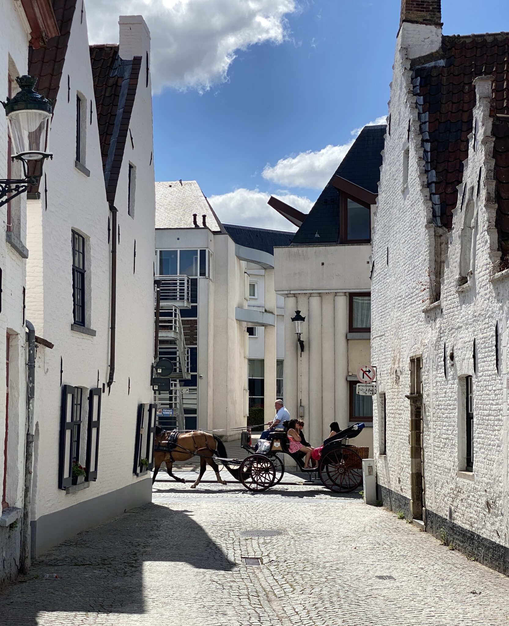 Altstadt in Brügge mit Pferdekutsche 