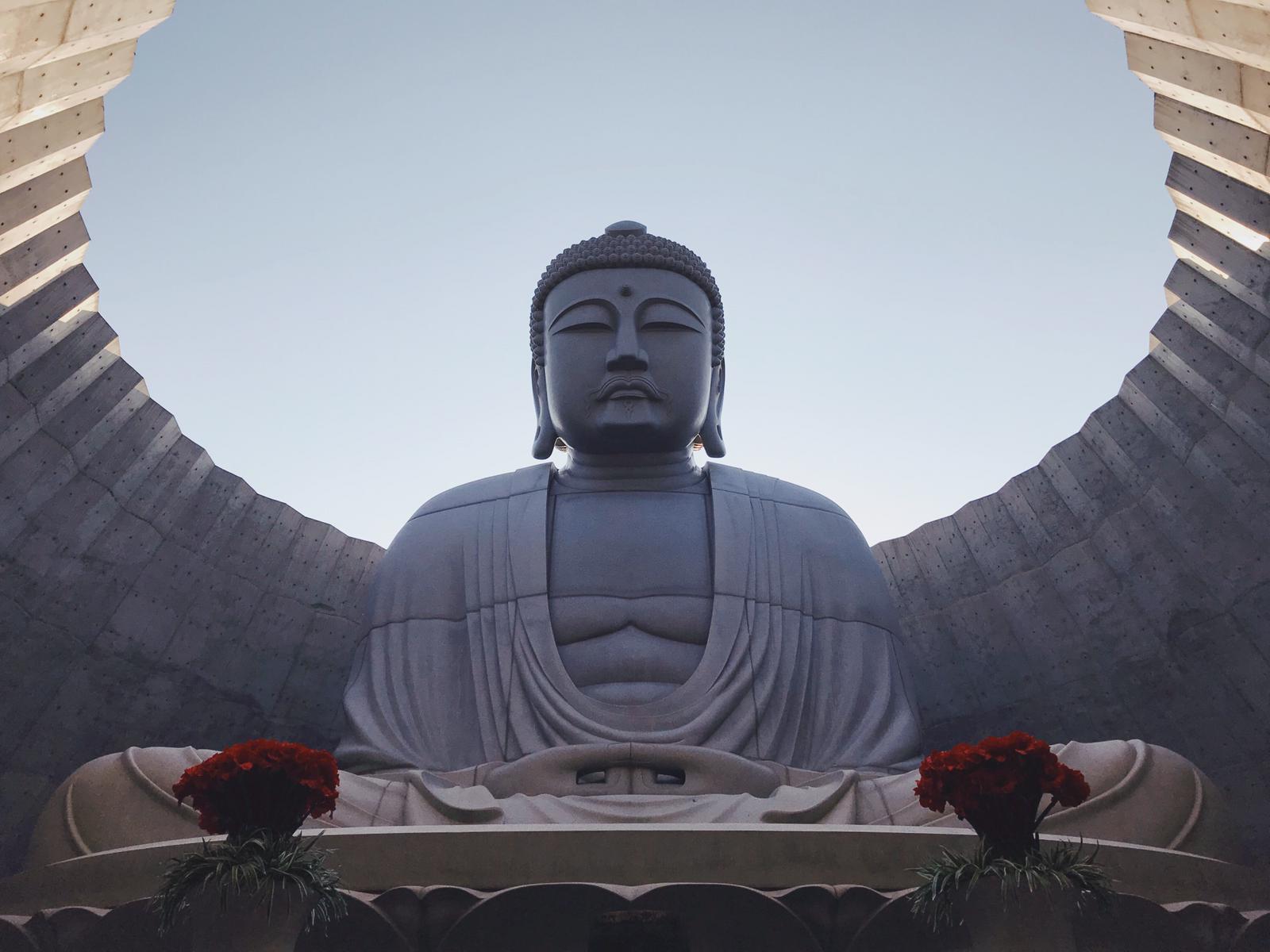 Buddhastatue von unten, Makomanai Takino Cemetery, Sapporo, Hokkaidō, Japan 