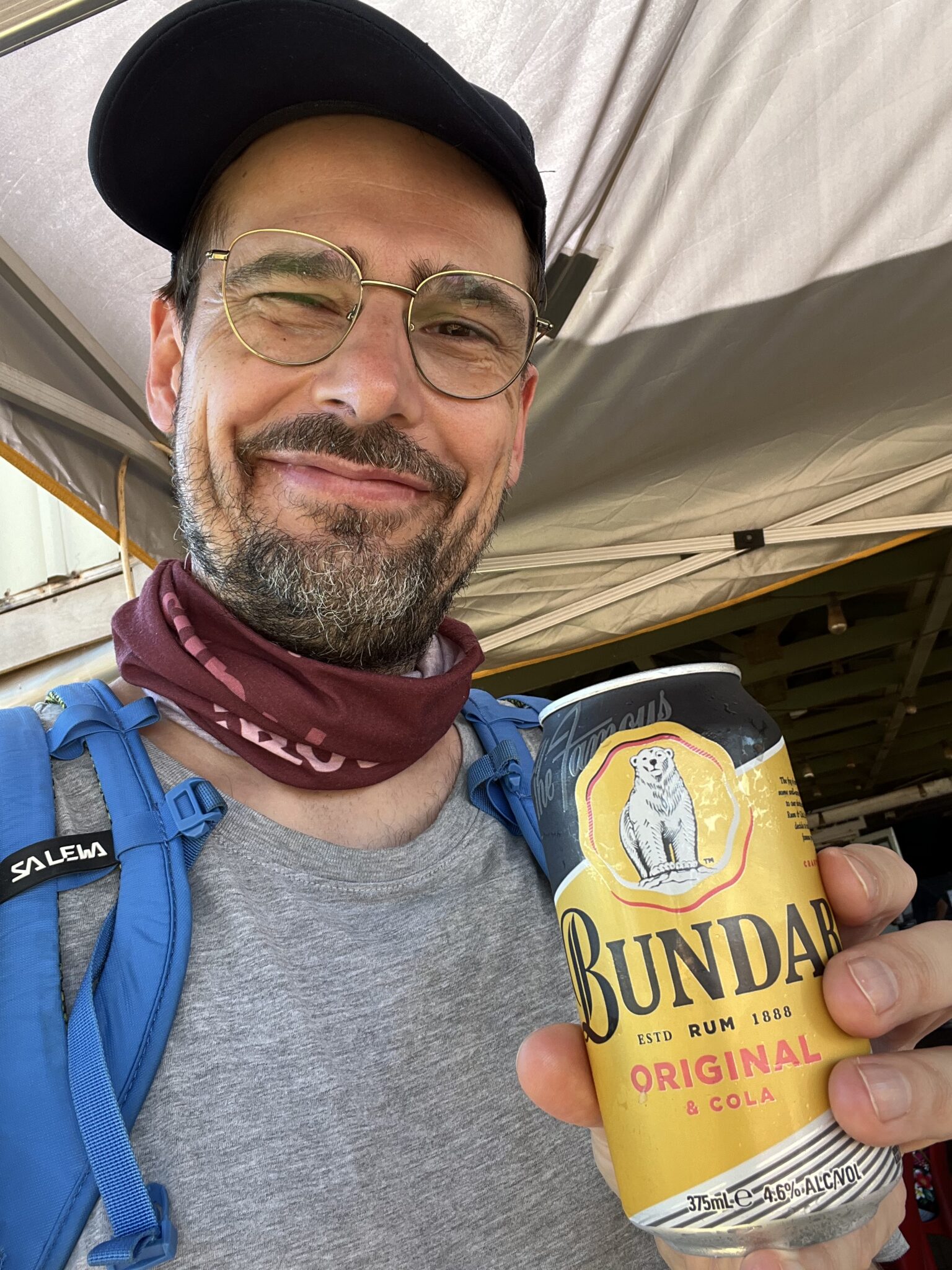 Jochen hält eine Bundaberg Limo