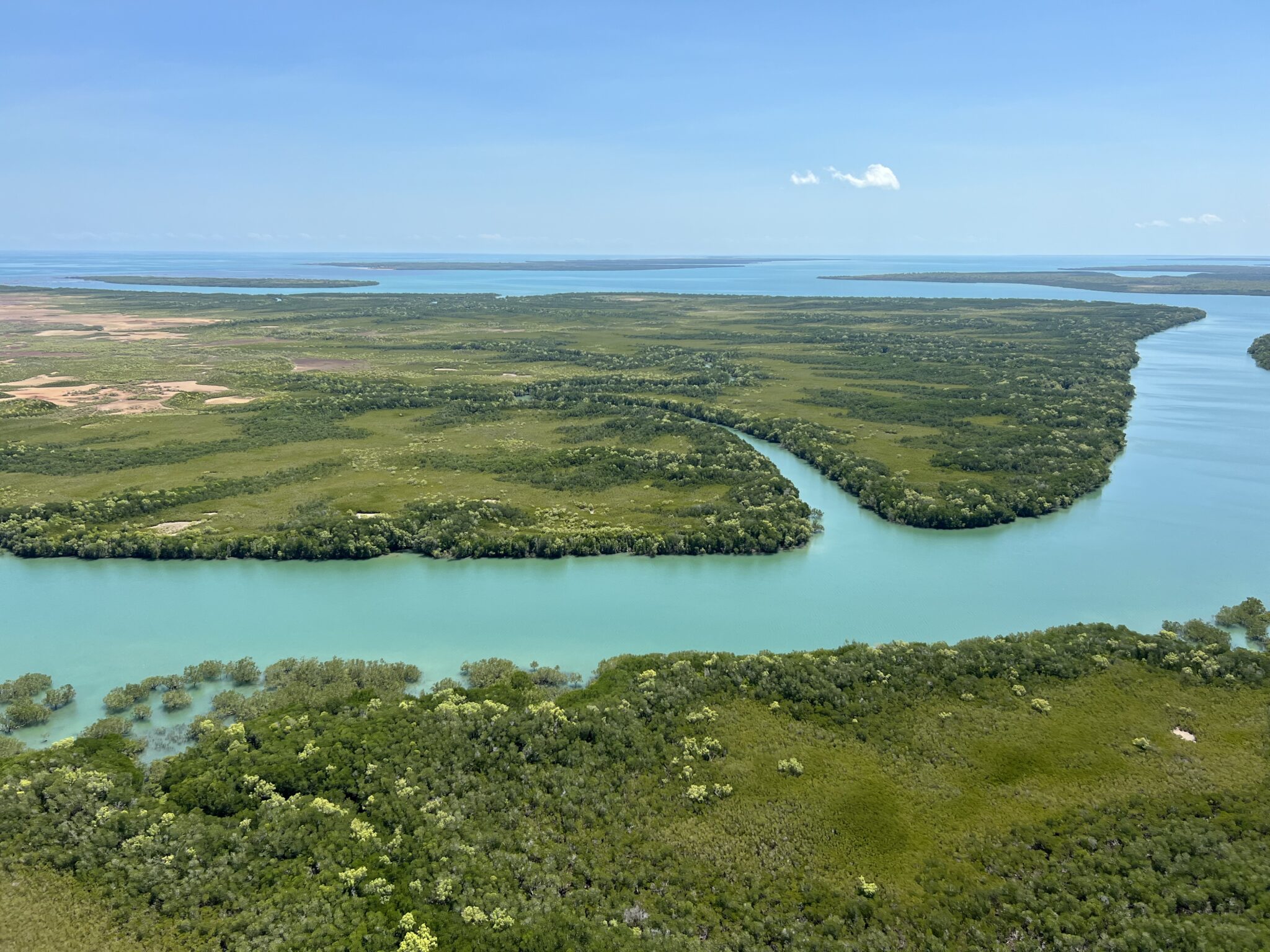 Australien von oben, hellblauer Fluss umringt von saftig grünen Ufern