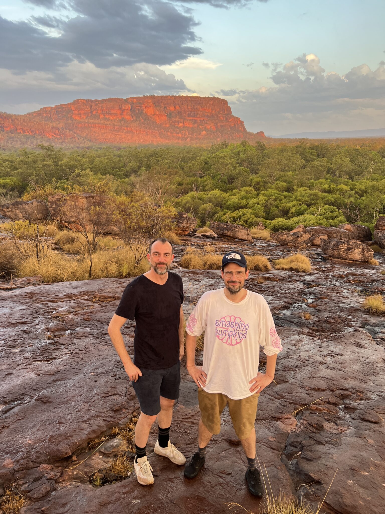 Michael und Jochen vor dem Burrungkuy im Kakadu National Park in Australien