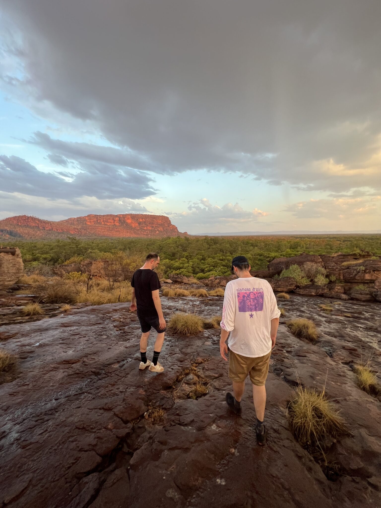 Michael und Jochen vor dem Nourlangie Rock im Kakadu National Park