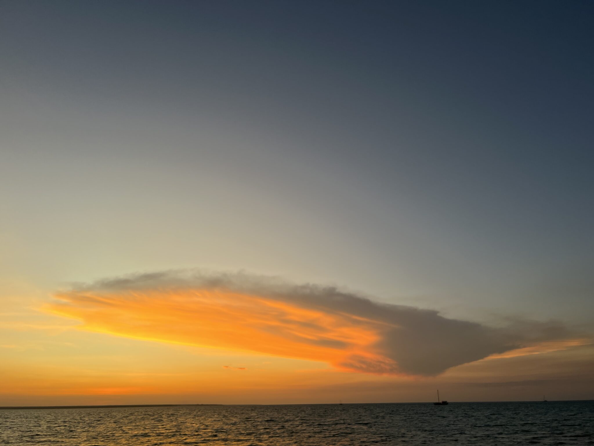 Wunderschöner orangener Sonnenuntergang in Darwin