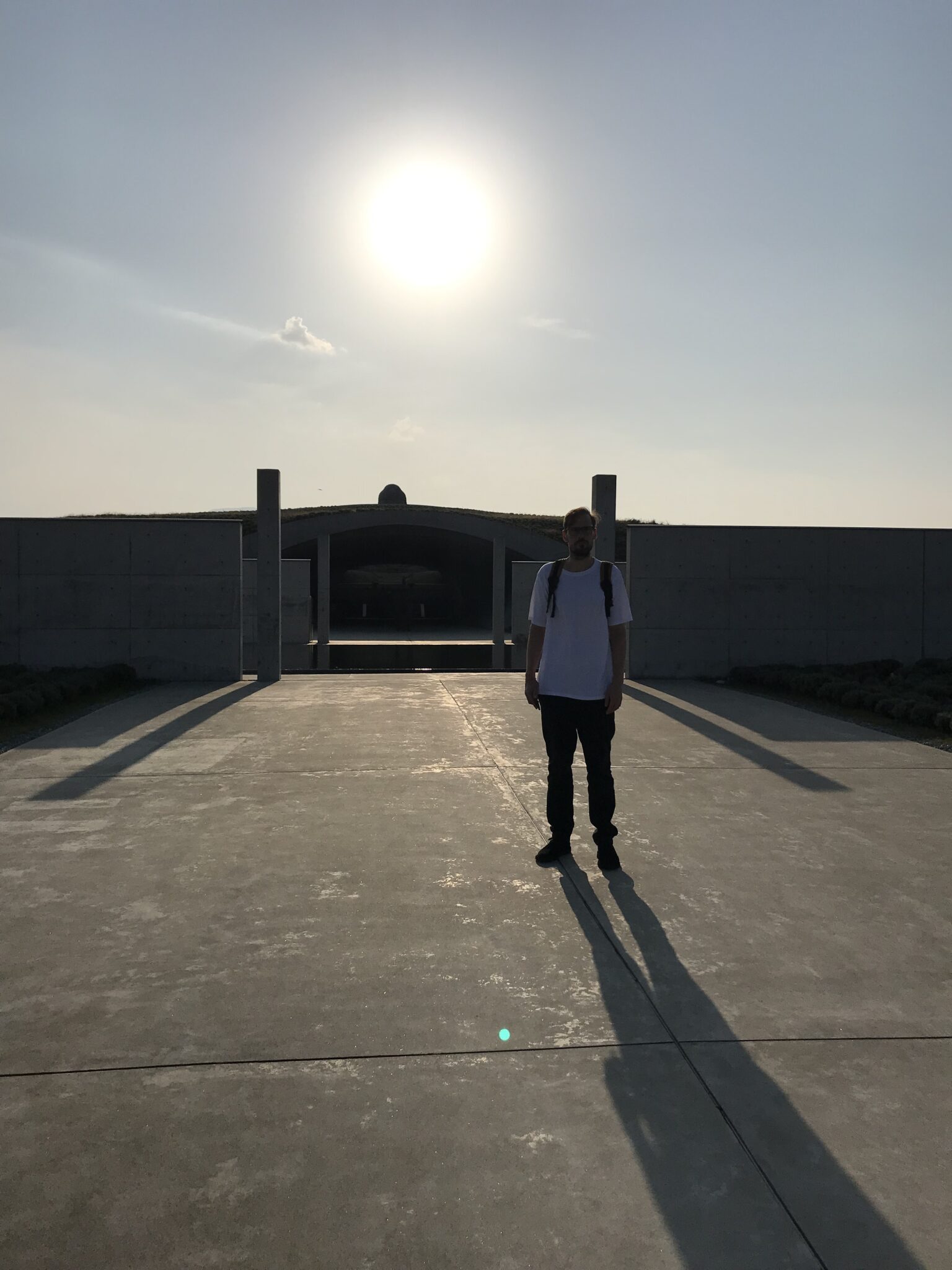 Jochen vor Makomanai Takino Cemetery, Sapporo, Hokkaidō, Japan