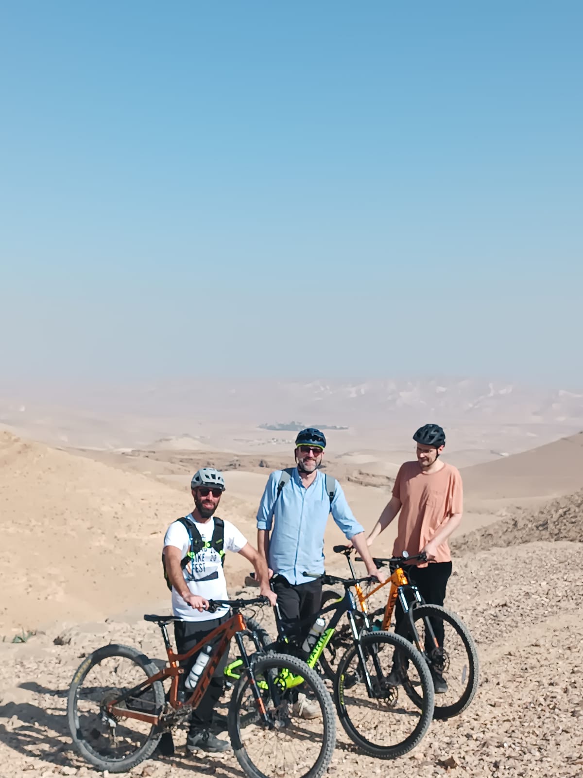 Mountainbike-Tour durch die Wüste Israels. Ein Guide, Jochen und Michael.