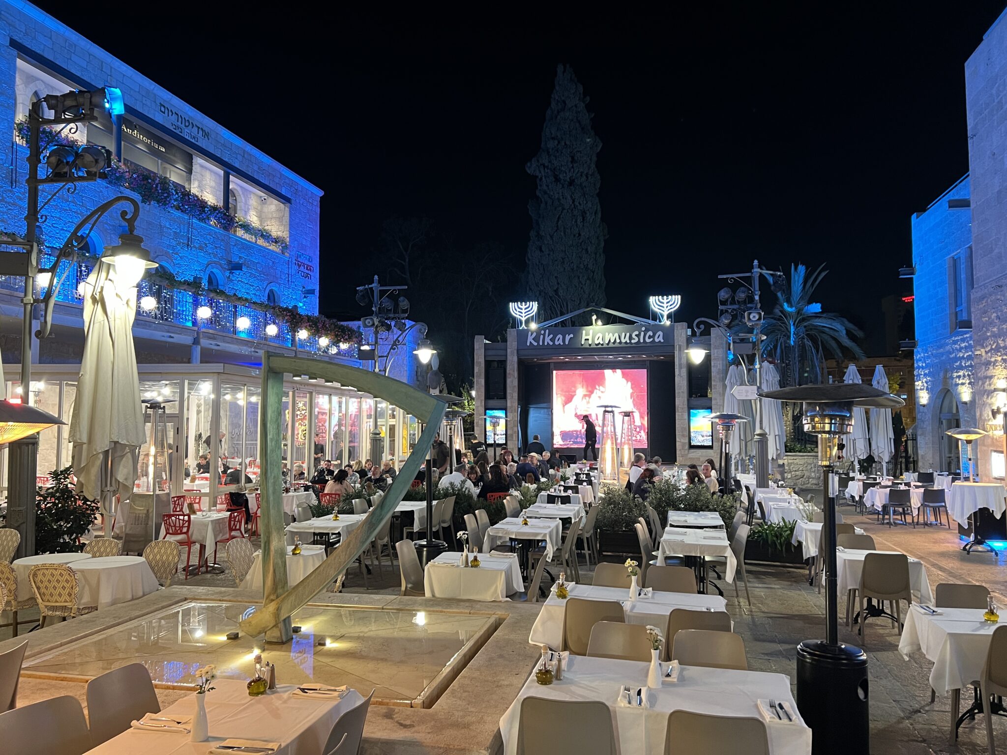 Kikar Hamusica Platz in Jerusalem bei Nacht