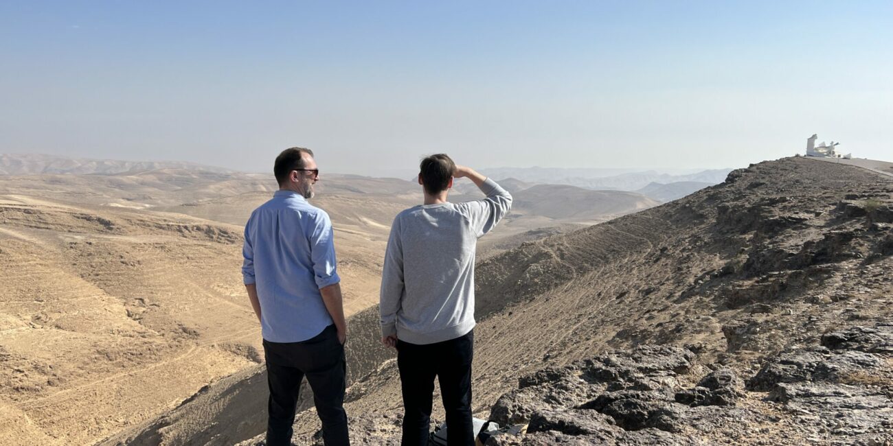Israel, Jochen und Michael blicken auf die Wüste