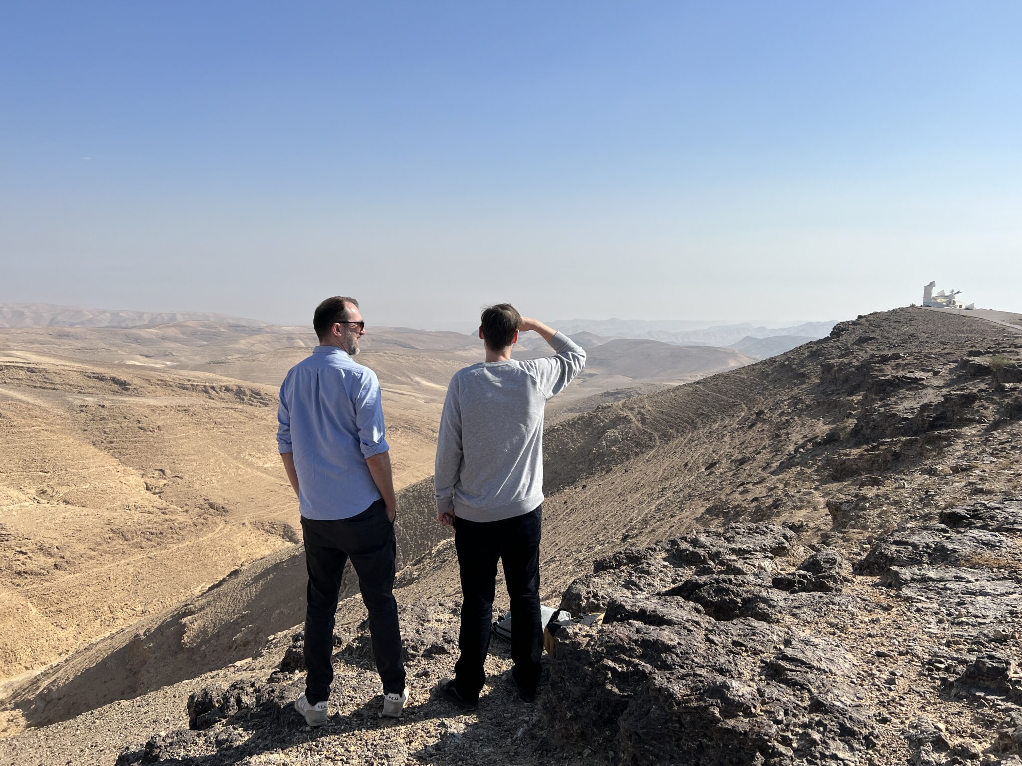 Israel, Jochen und Michael blicken auf die Wüste