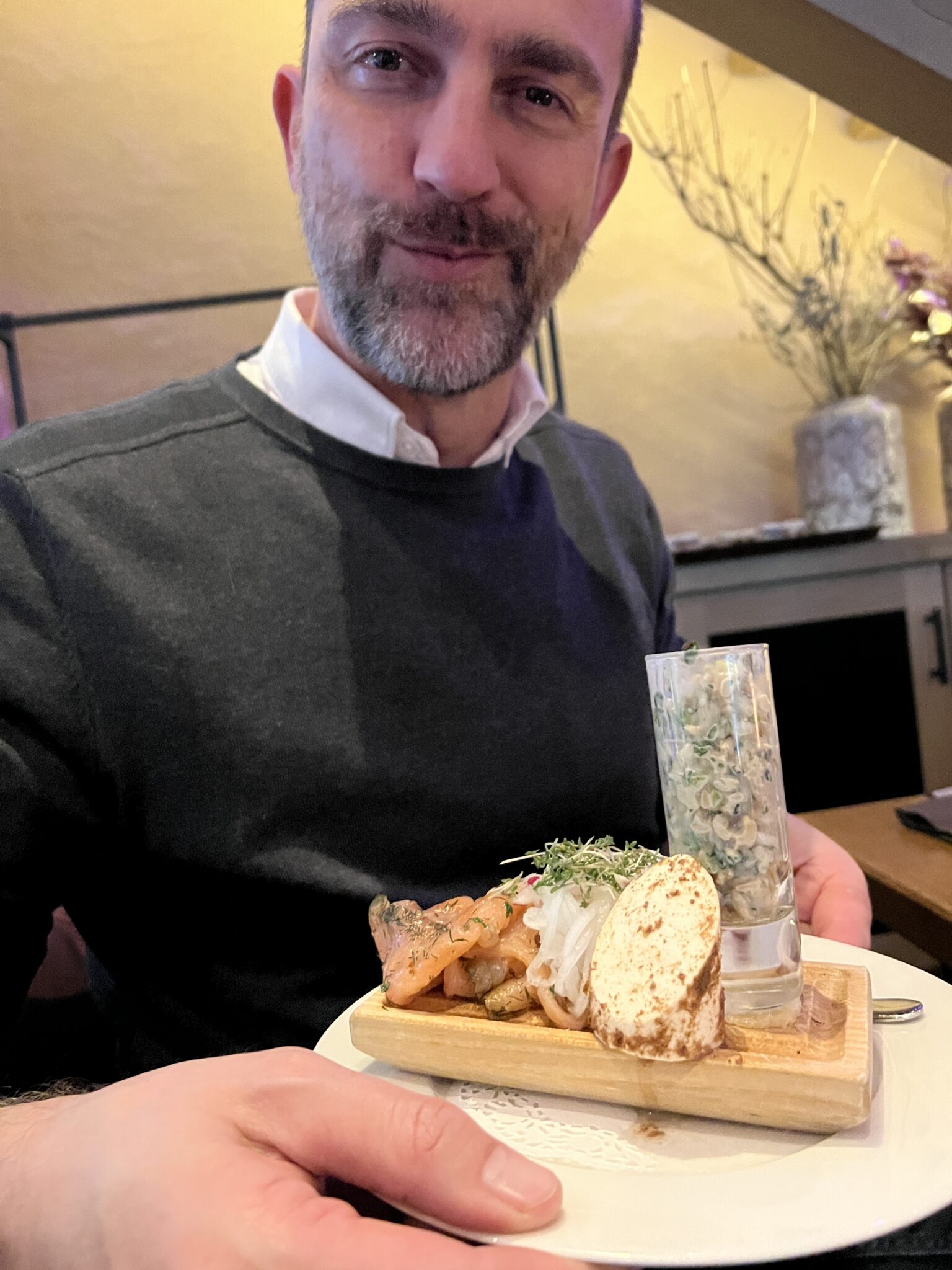 Michael in Salzburg mit etwas zu Essen auf dem Teller