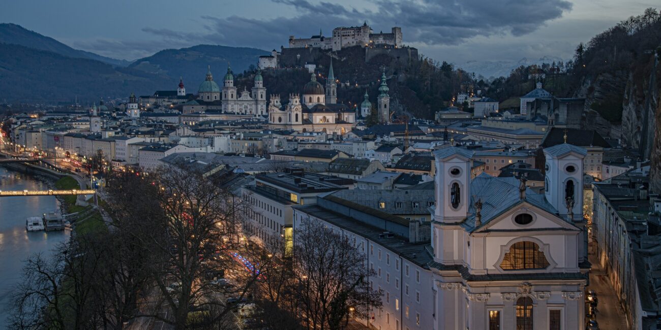 Salzburg, Österreich, Panoramabild bei Nacht