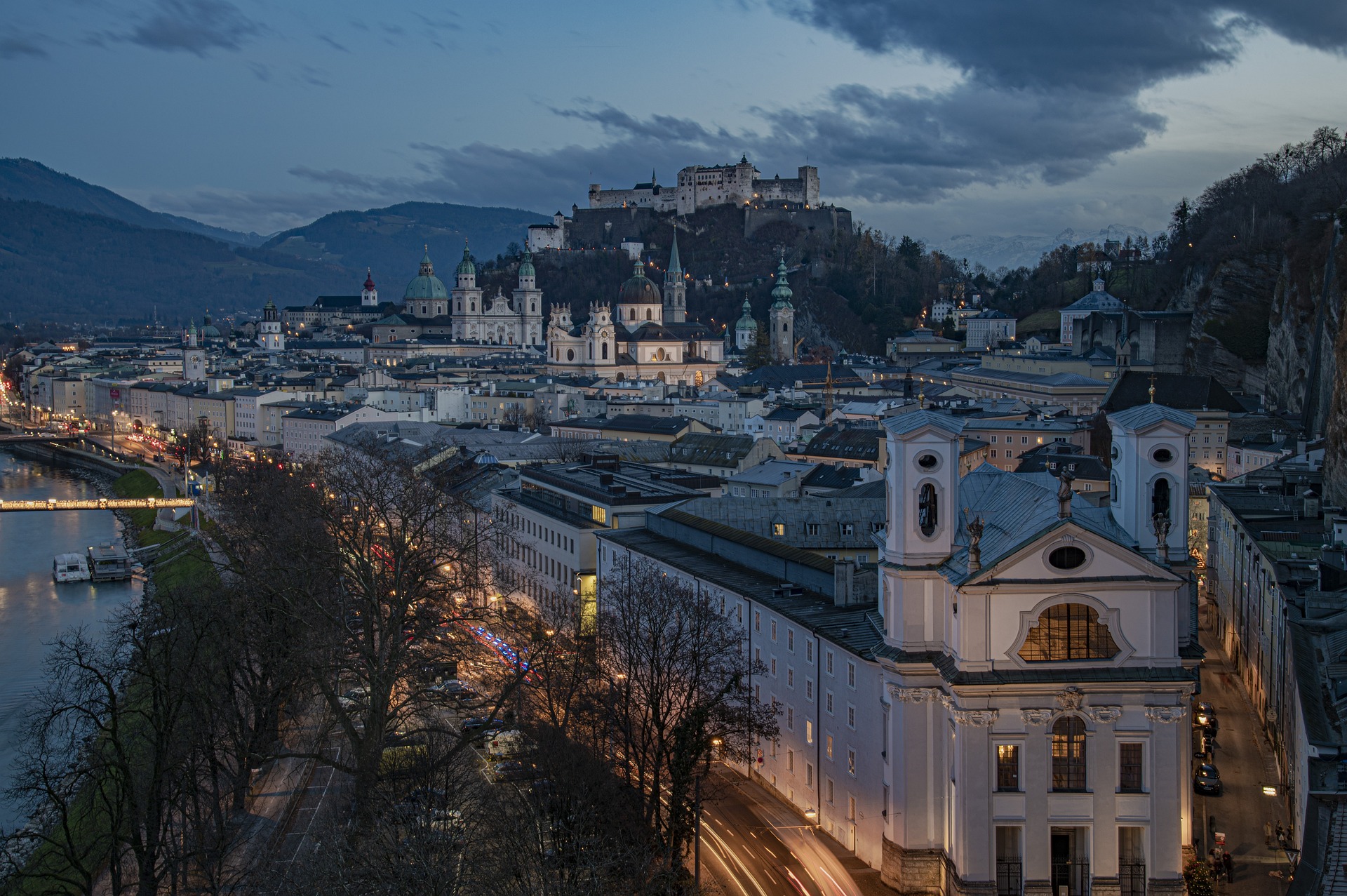 Salzburg, Österreich, Panoramabild bei Nacht