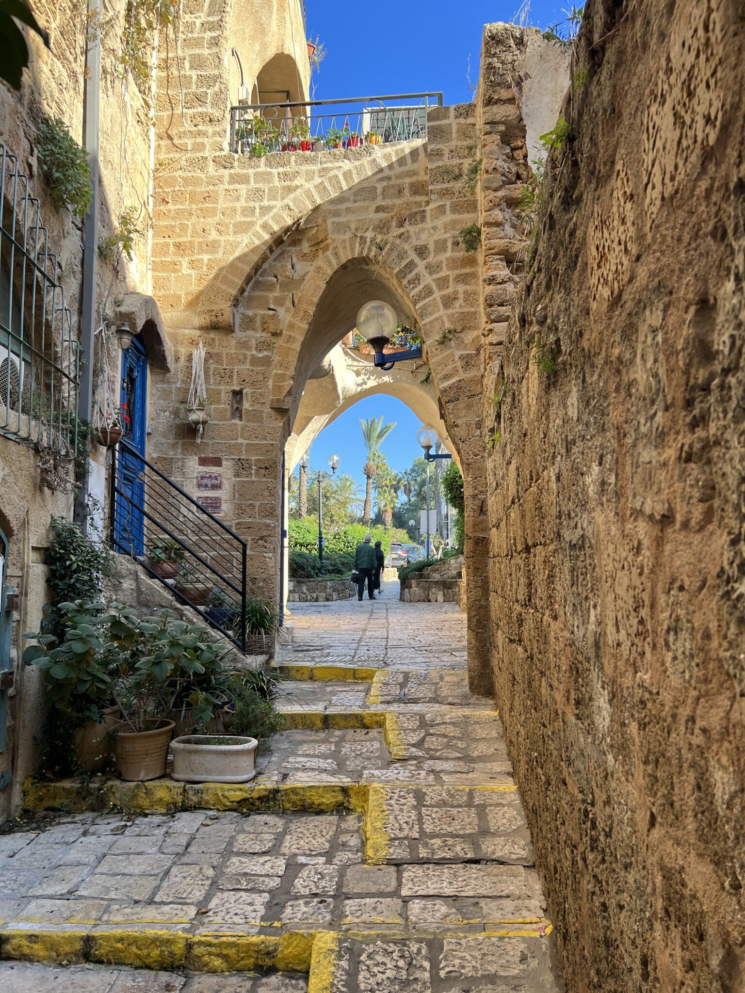 Old City Jaffa in Tel Aviv, Kleine Gasse mit Treppen, heller Sandstein, strahlend blauer Himmel