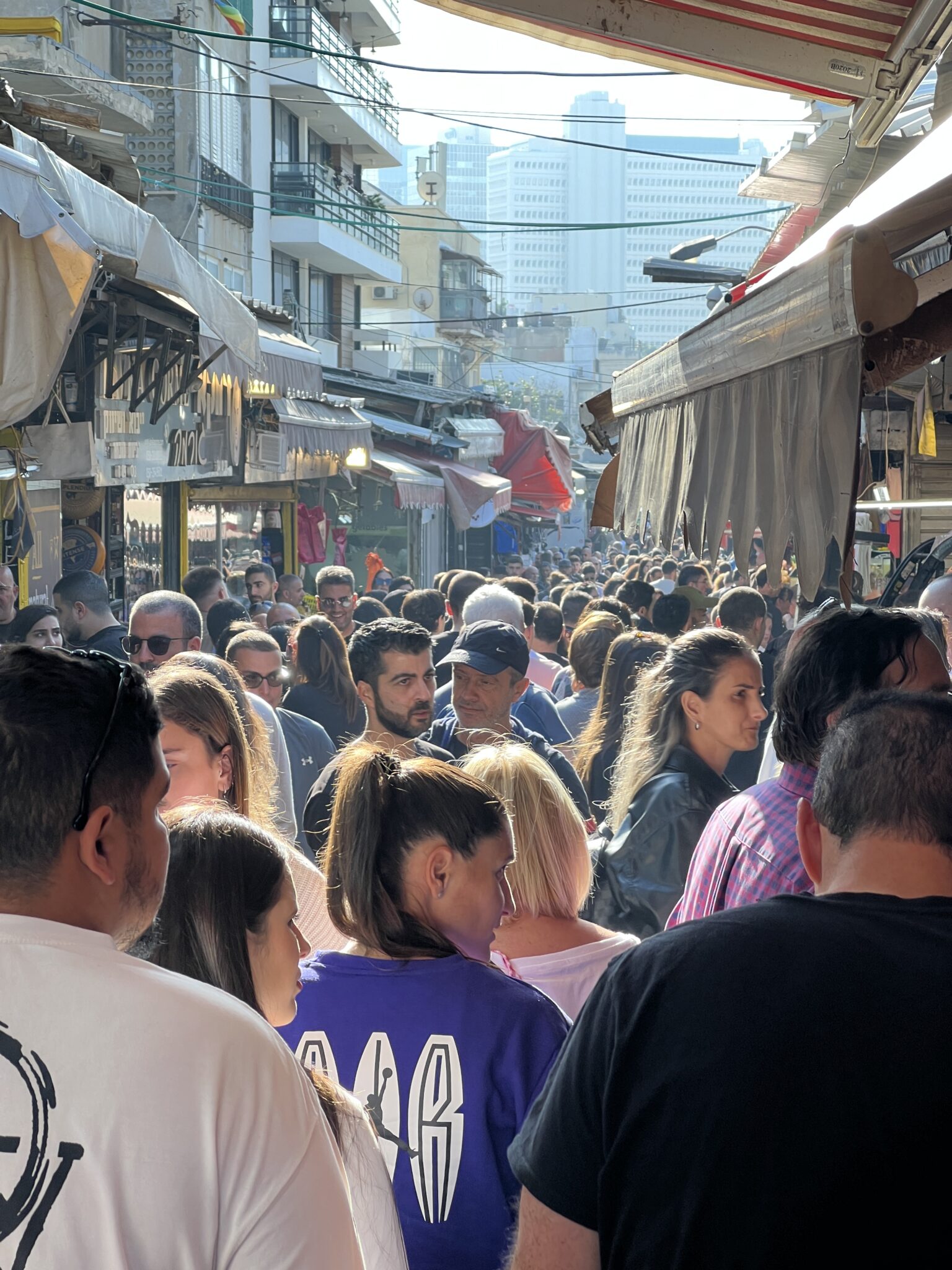 Blick über eine Gasse voller Menschen, Carmel Markt Tel Aviv