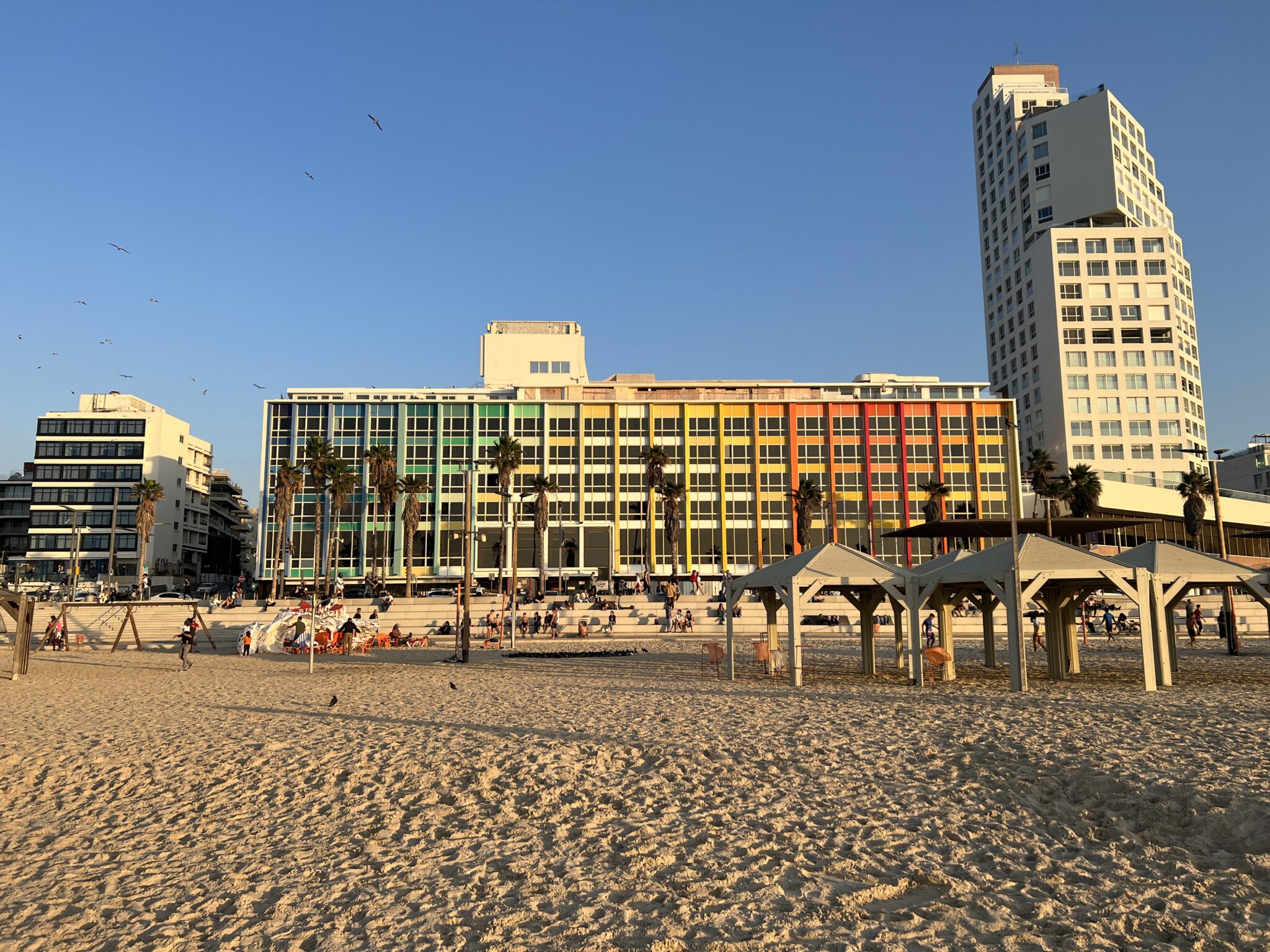 Frishman Beach Tel Aviv Israel, Blick auf ein buntes Hotel