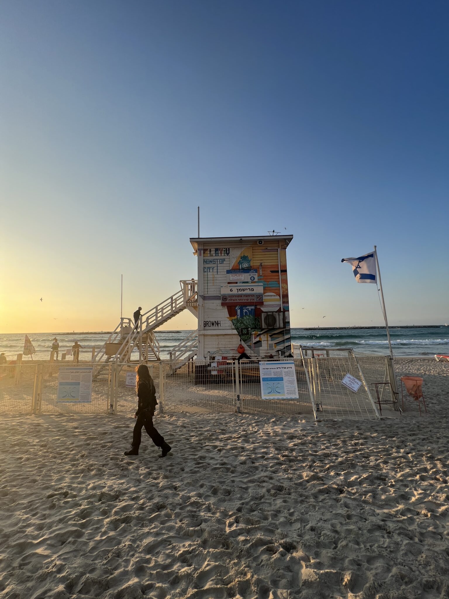 bunter Bademeisterturm am Frishman Beach Tel Aviv