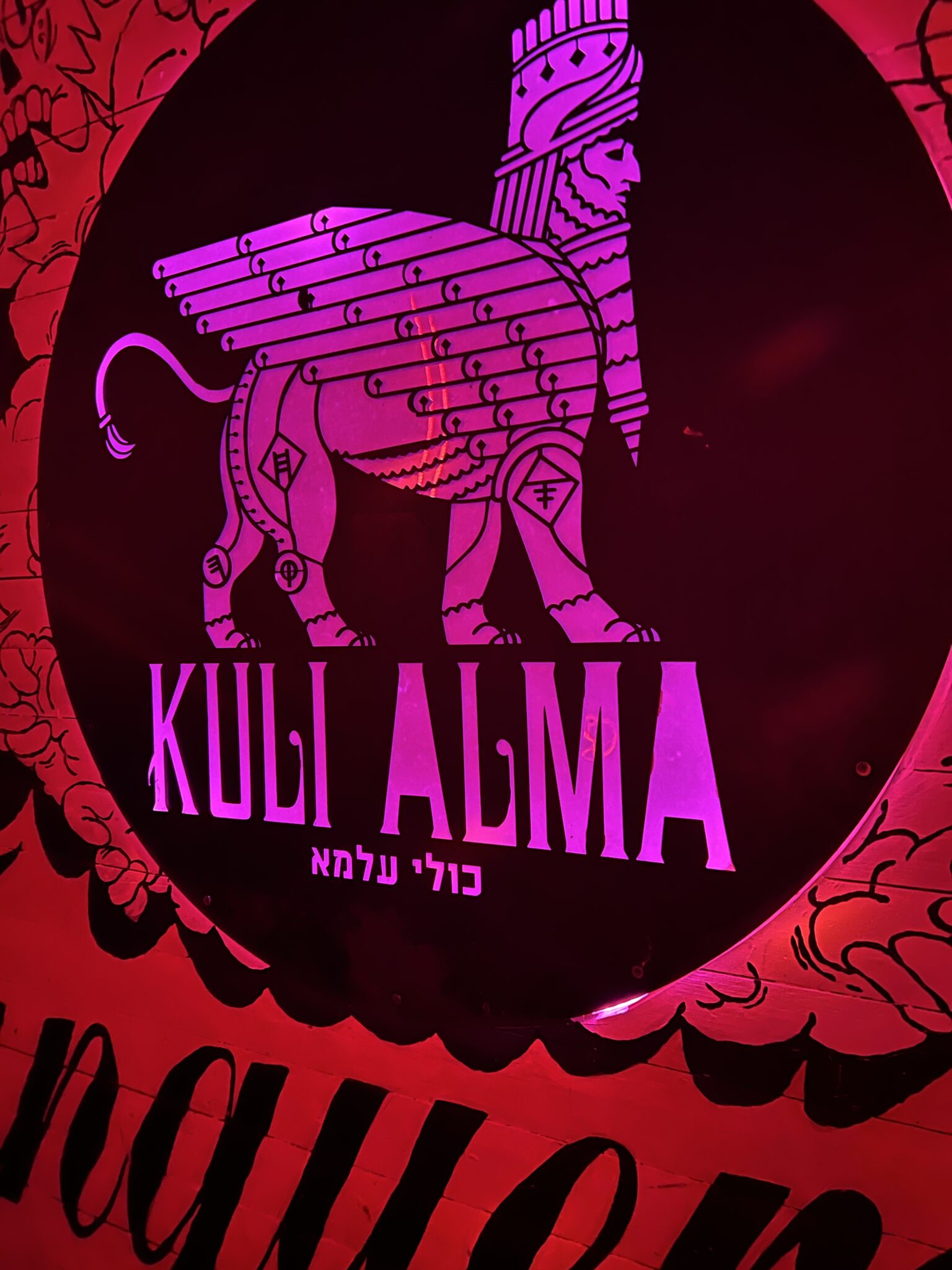 Kuli Alma Clubschild, Fabelwesen mit Schriftzug darunter, pink leuchtend