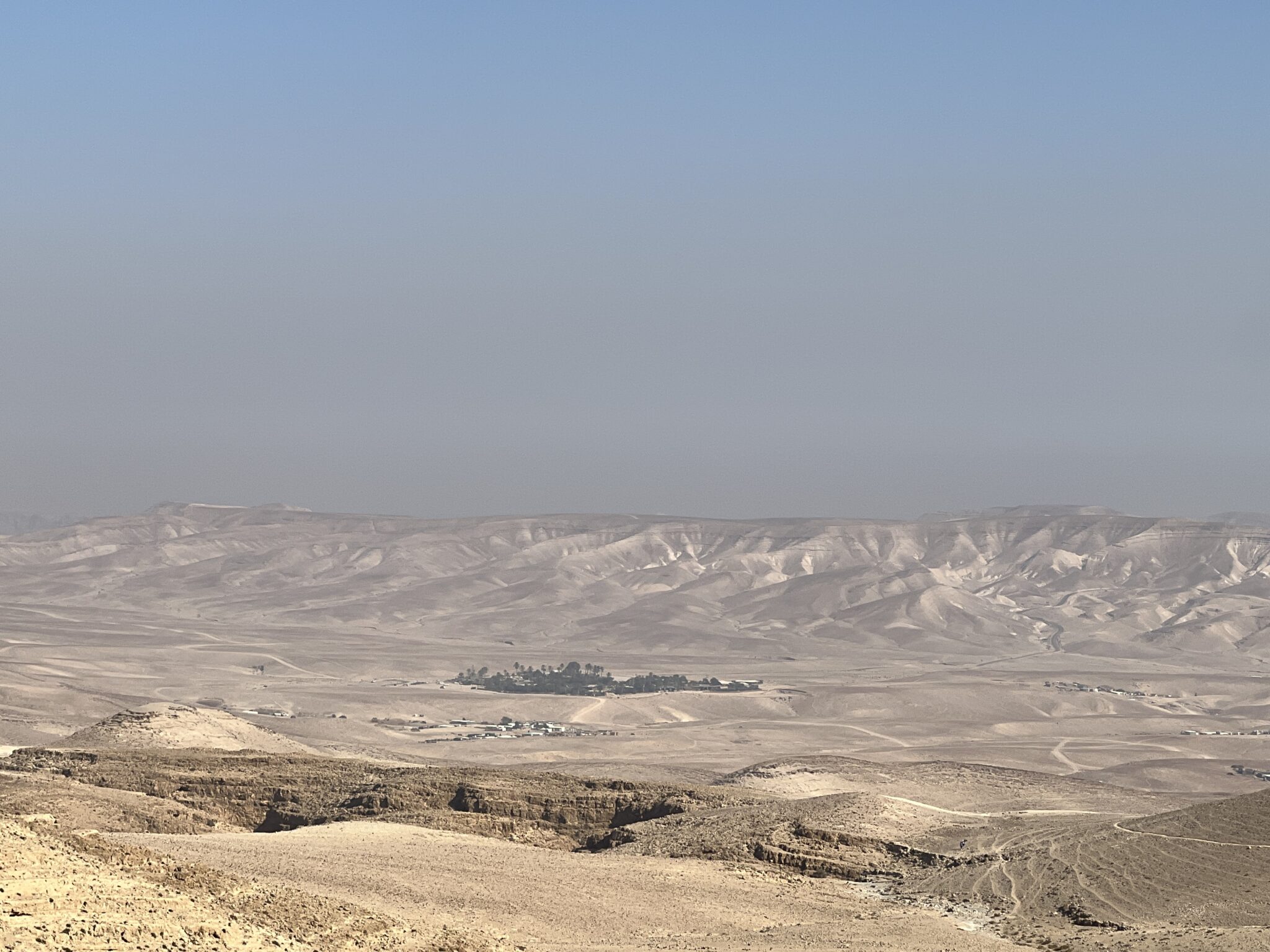 Arad aus der Ferne in der Wüste