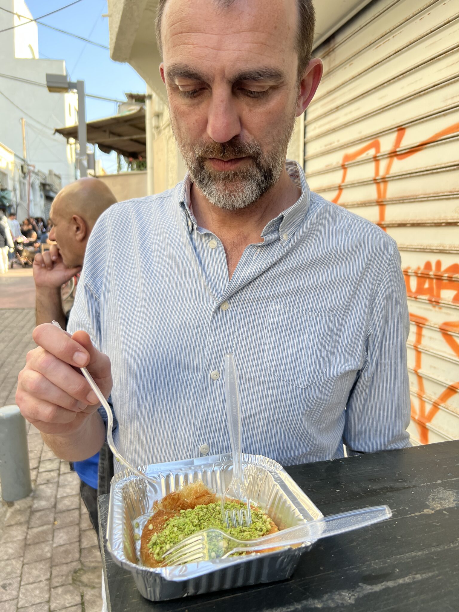 Michael und Jochen essen Knafeh auf dem Carmel Market