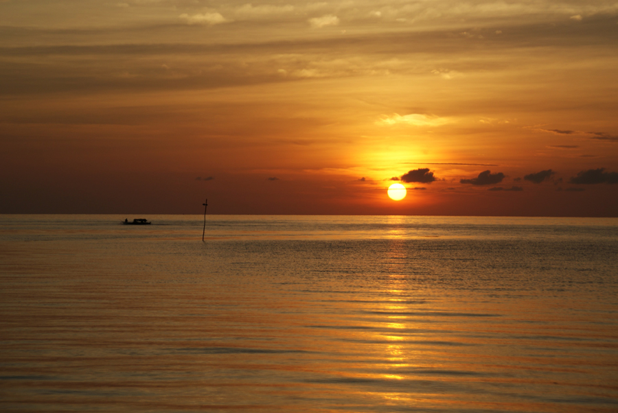 orange-farbener Sonnenuntergang Sulawesi. Bild von Local Hideaways