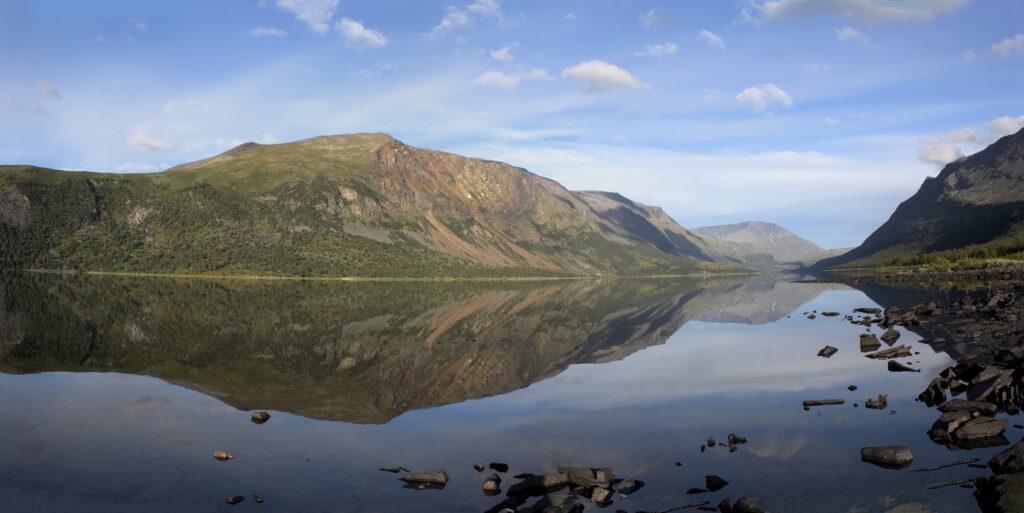 Sarek-Nationalpark in Schweden, Berge spiegeln sich im ruhigen See. Reise-Trends 2023