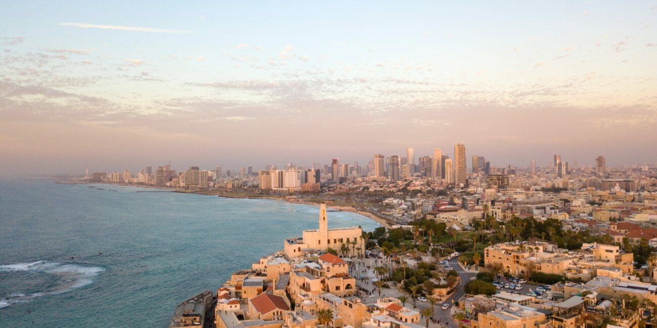 Ein Panoramabild der Stadt Tel Aviv und Mittelmeer