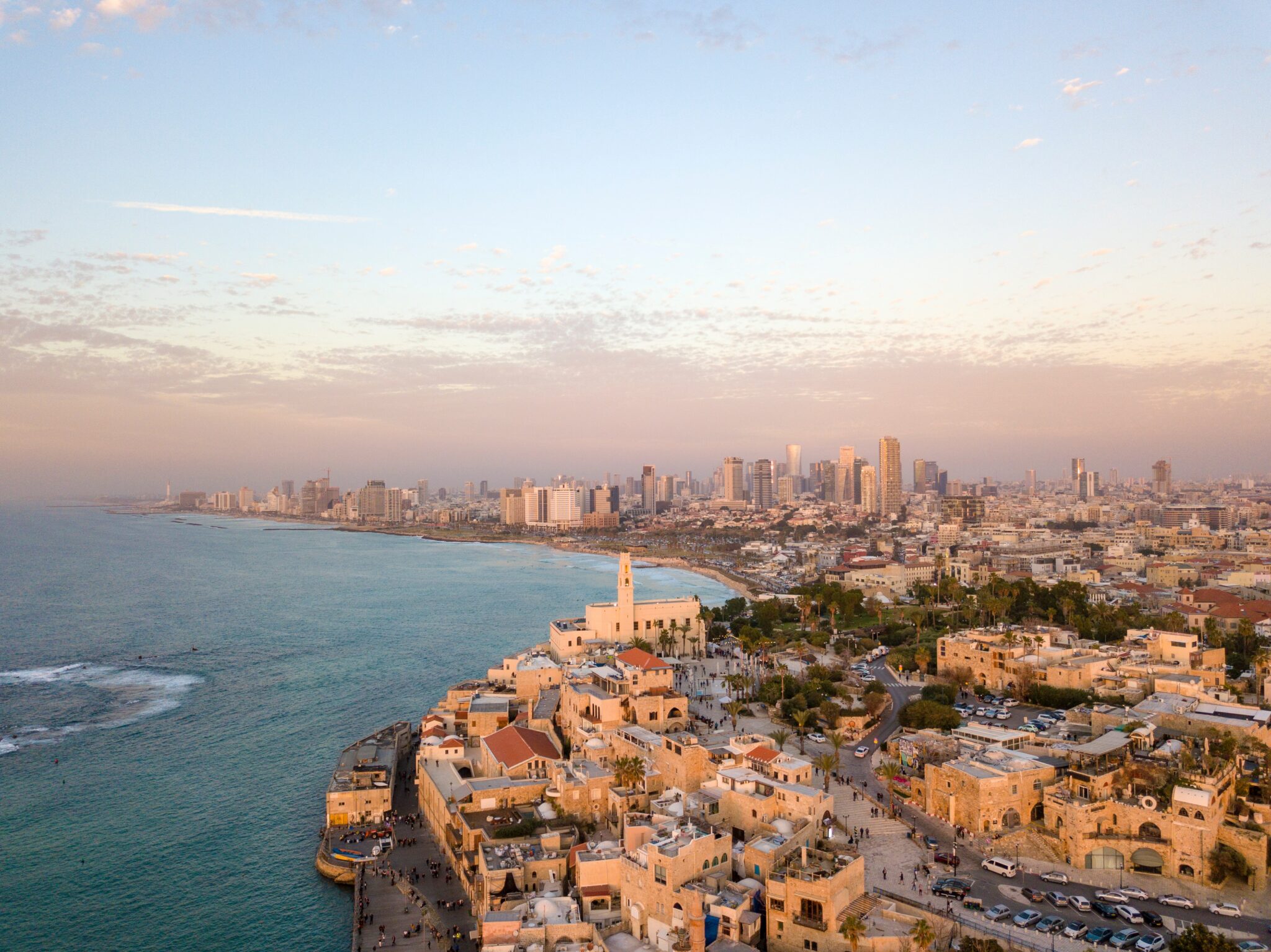 Ein Panoramabild der Stadt Tel Aviv und Mittelmeer