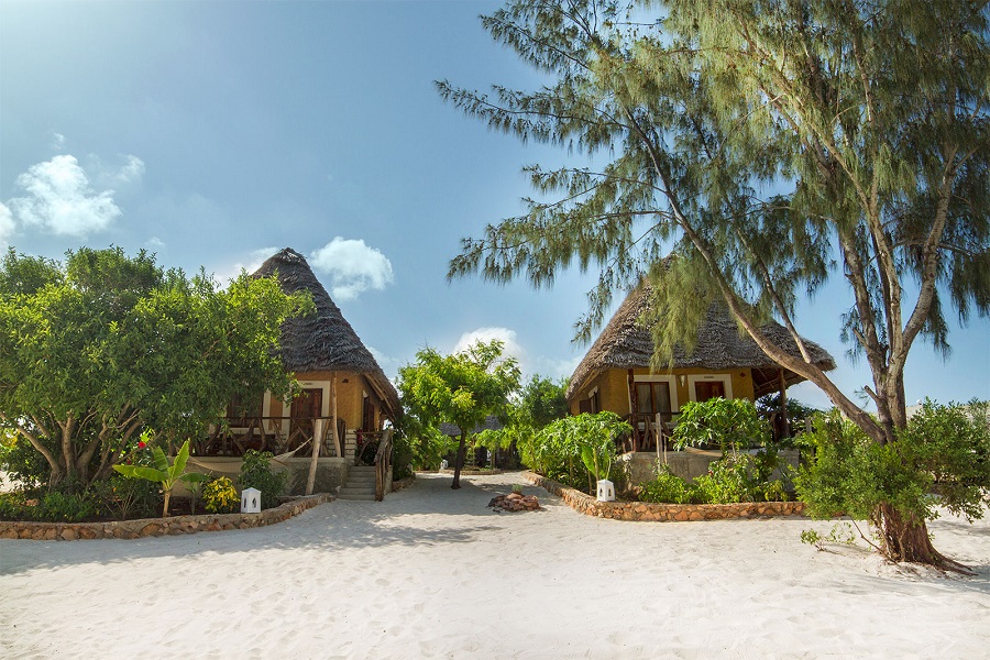 Zanzibar, Tansania, zwei Hütten am Strand