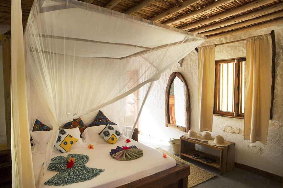 Bild vom Bett mit schönen Handtüchern und Blüten geschmüclt und mit Moskitonetz, Sansibar / Zanzibar
