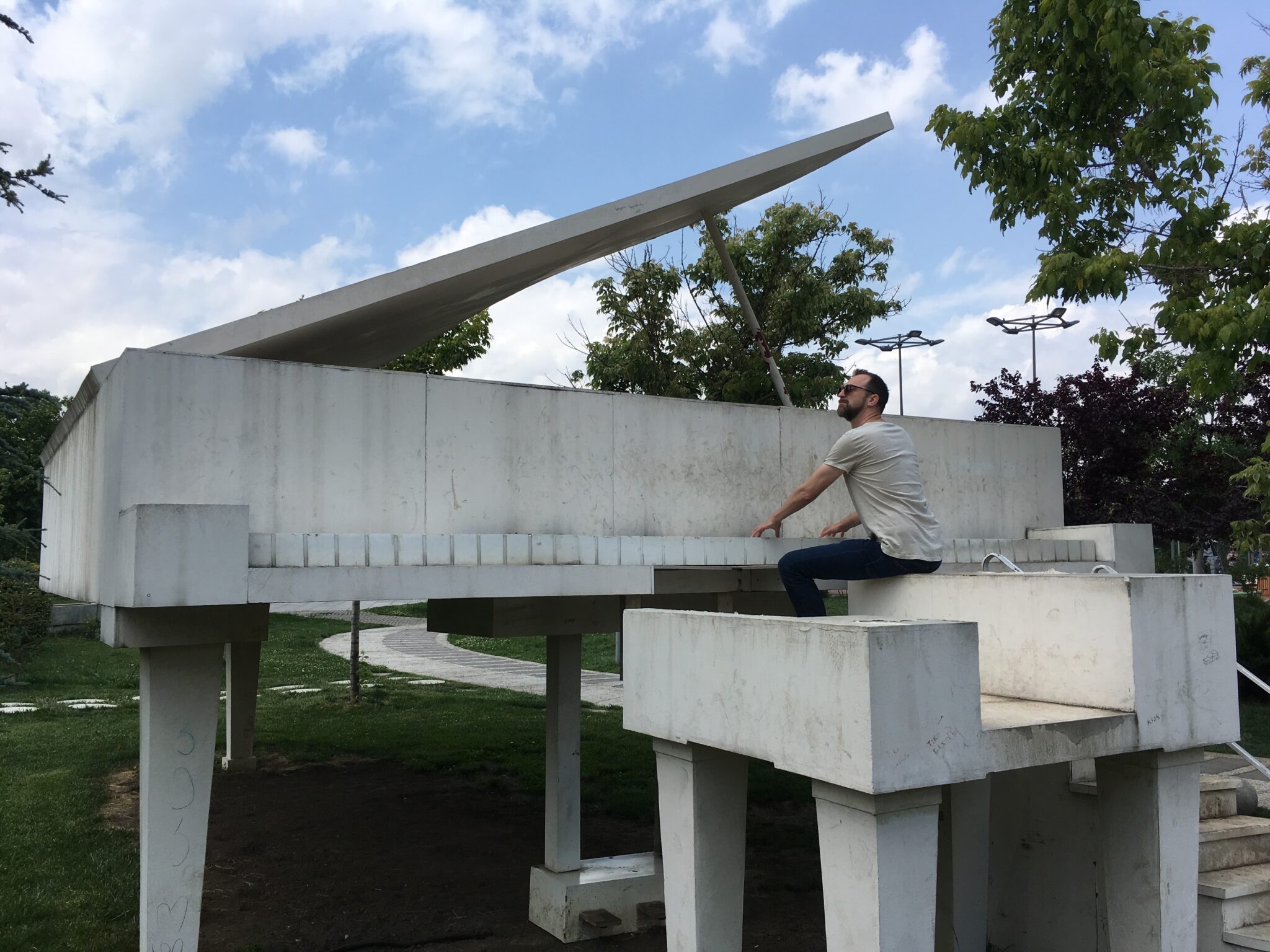 Michael im Rike Park in Tblissi an einer überdimensionierten Klavier-Skulptur