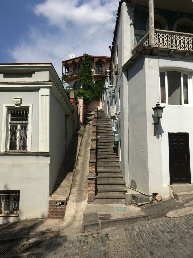 Alte Gasse mit Treppchen und alten Häuschen in der Altstadt Tblissi