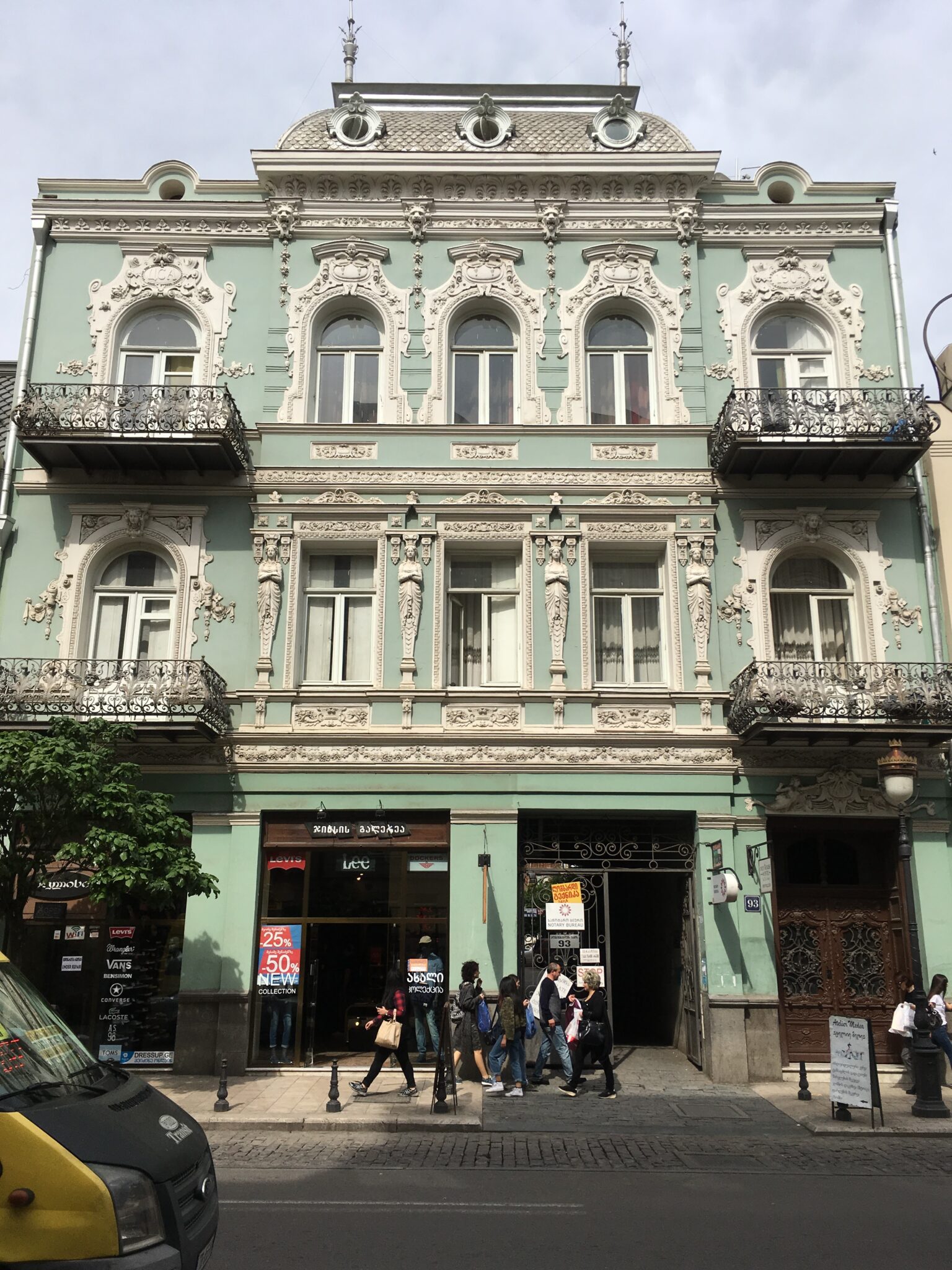 Prächtiger Jugendstil-Altbau, hübsch verziert in mint und weiß