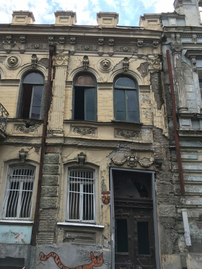 maroder Charme, schiefer, kaputter Altbau Jugendstil in der Altstadt in Tblissi, Tiflis, Georgien