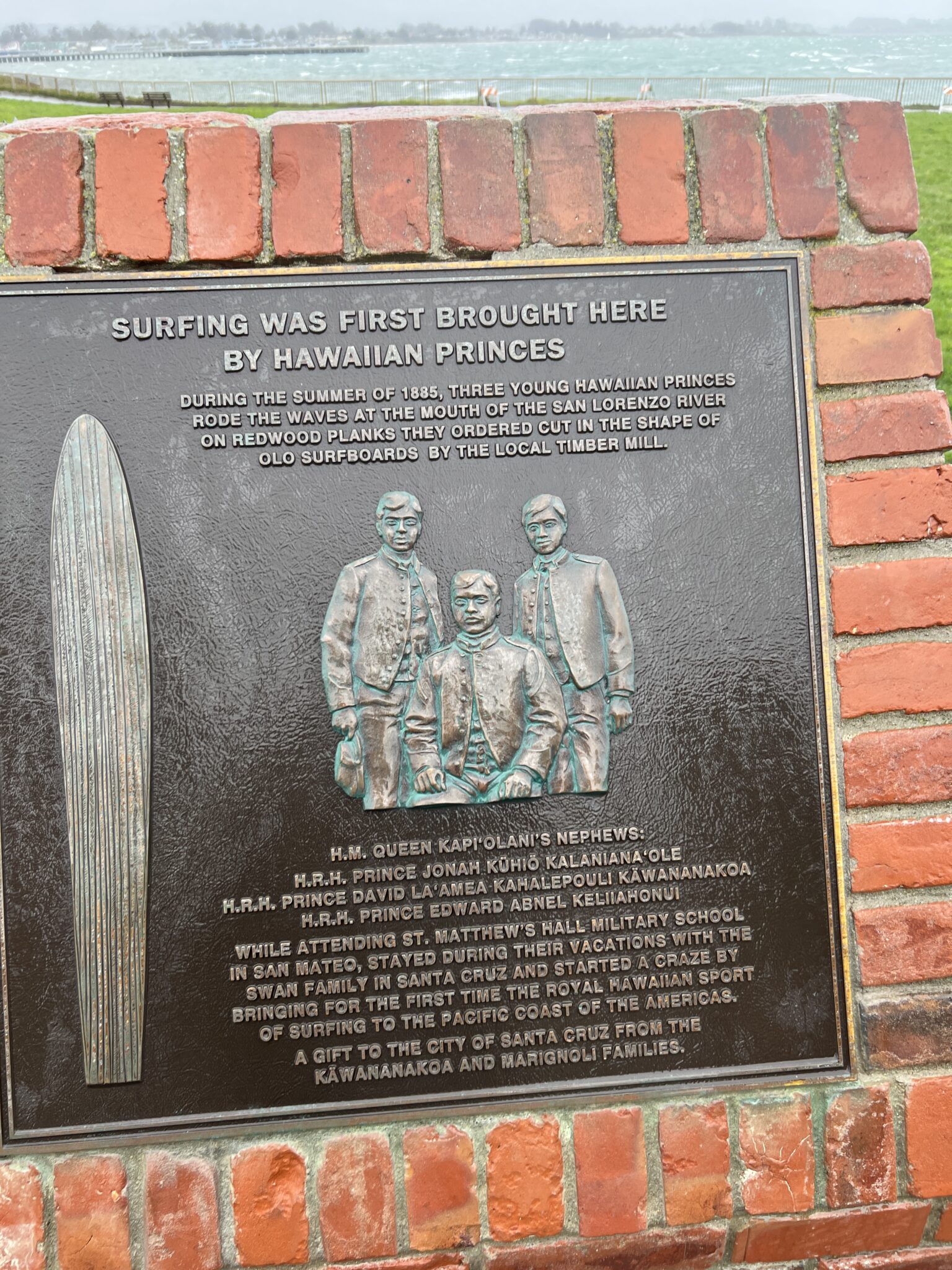 Santra Cruz Gedenktafel dreier Hawaiianischer Prinzen die das Surfen nach Santa Cruz gebracht haben