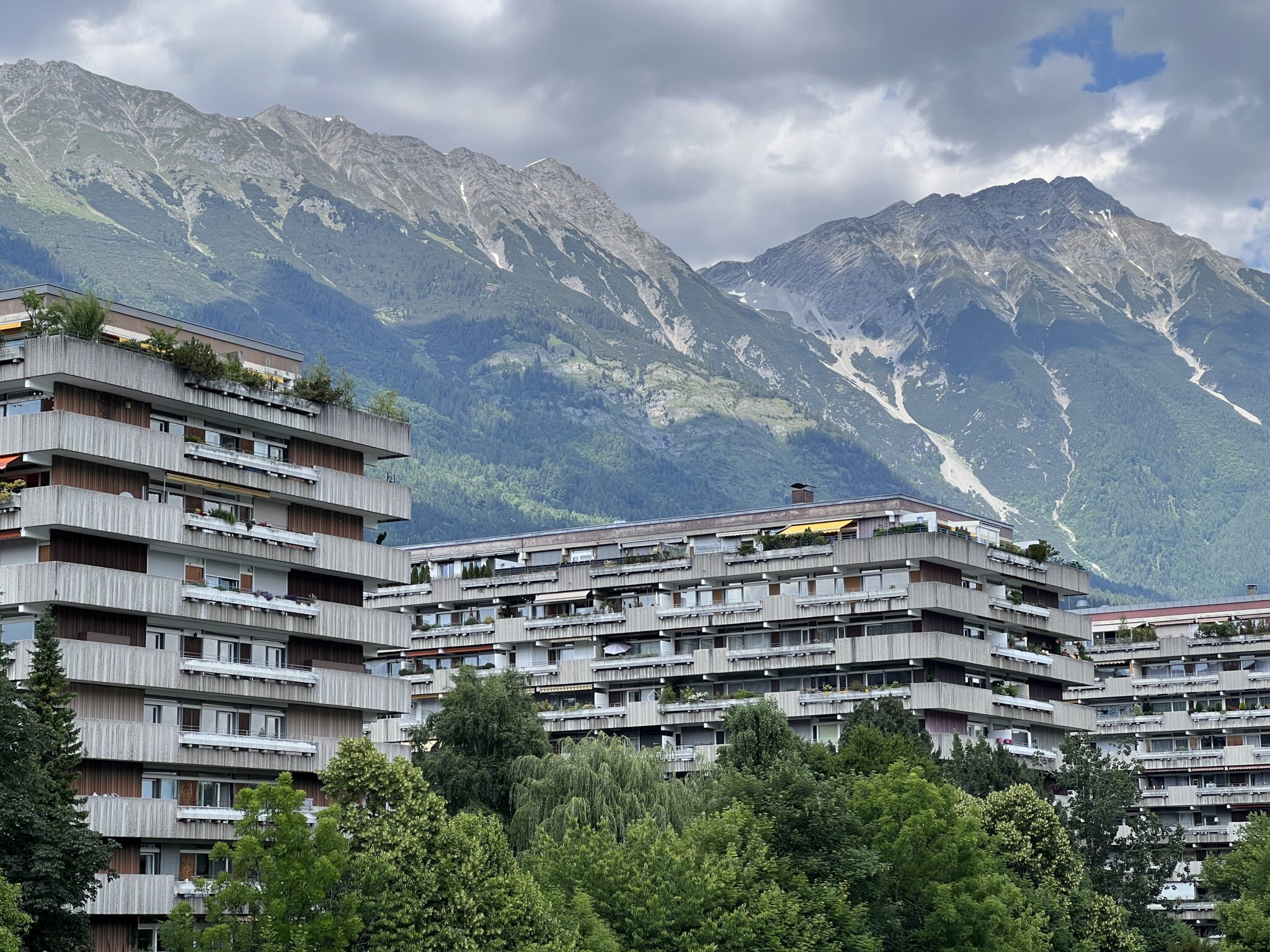 brutalistische Architektur Innsbruck vor Alpenpanorama