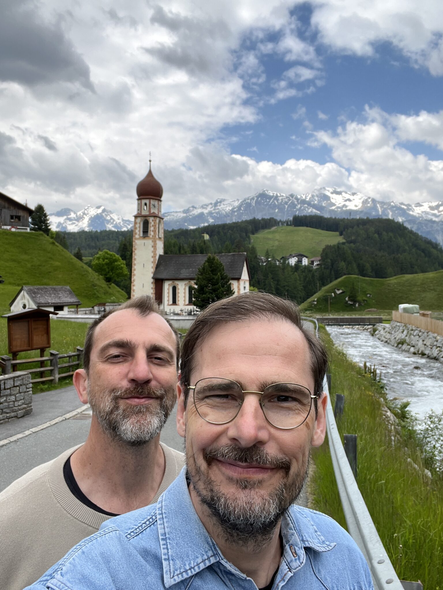 Jochen und Michael in kleinem Bergdorf im Ötztal in Tirol