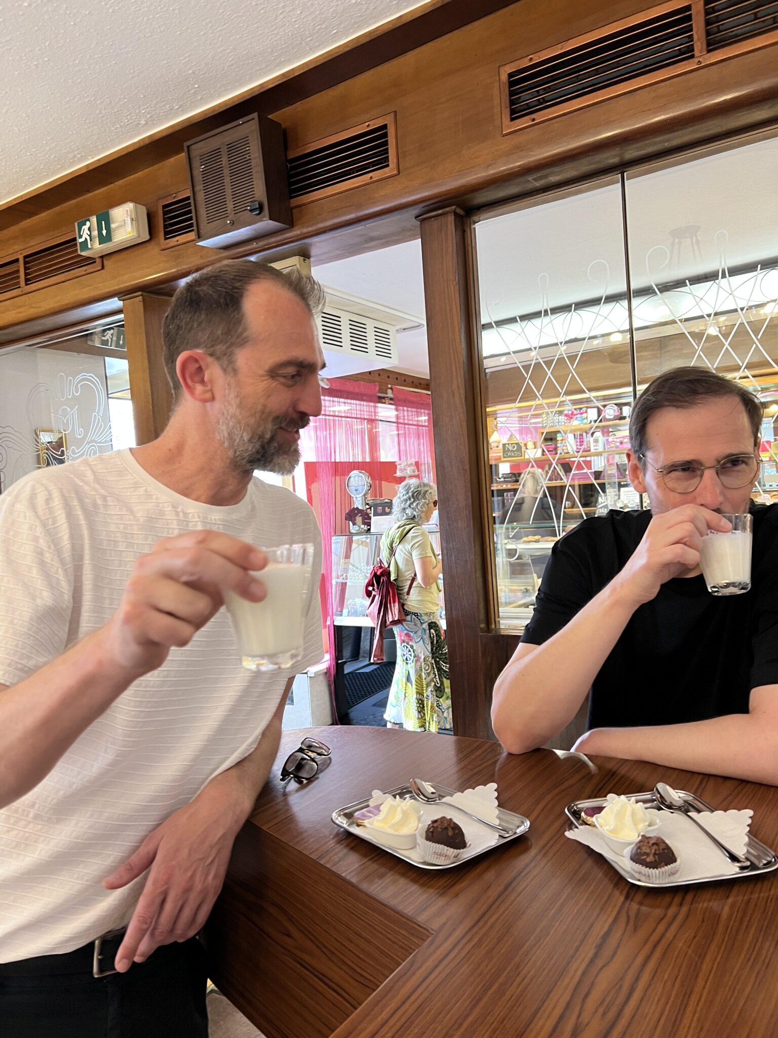 Café Munding Jochen und Micha trinken heiße Schokolade 