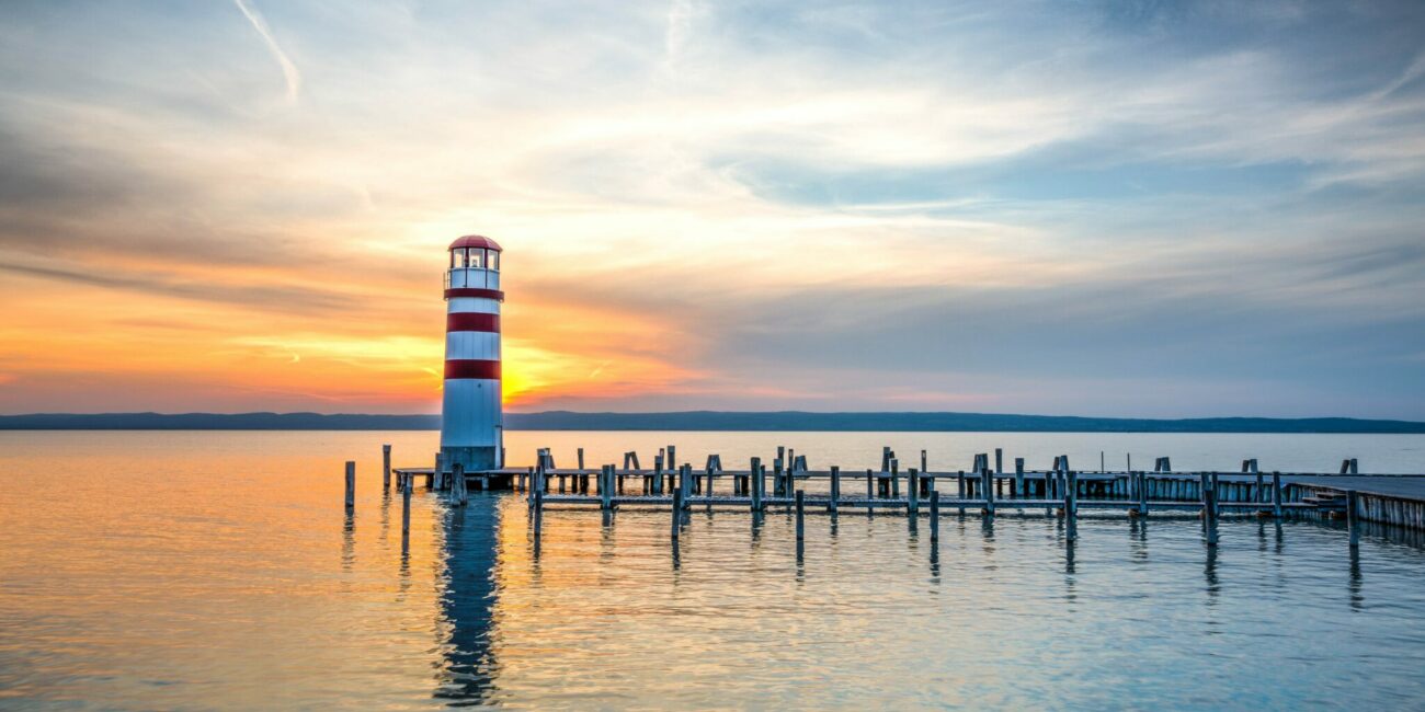 Neusiedlersee mit Leuchtturm in der Dämmerung im Burgenland, Österreich