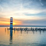 Neusiedlersee mit Leuchtturm in der Dämmerung im Burgenland, Österreich