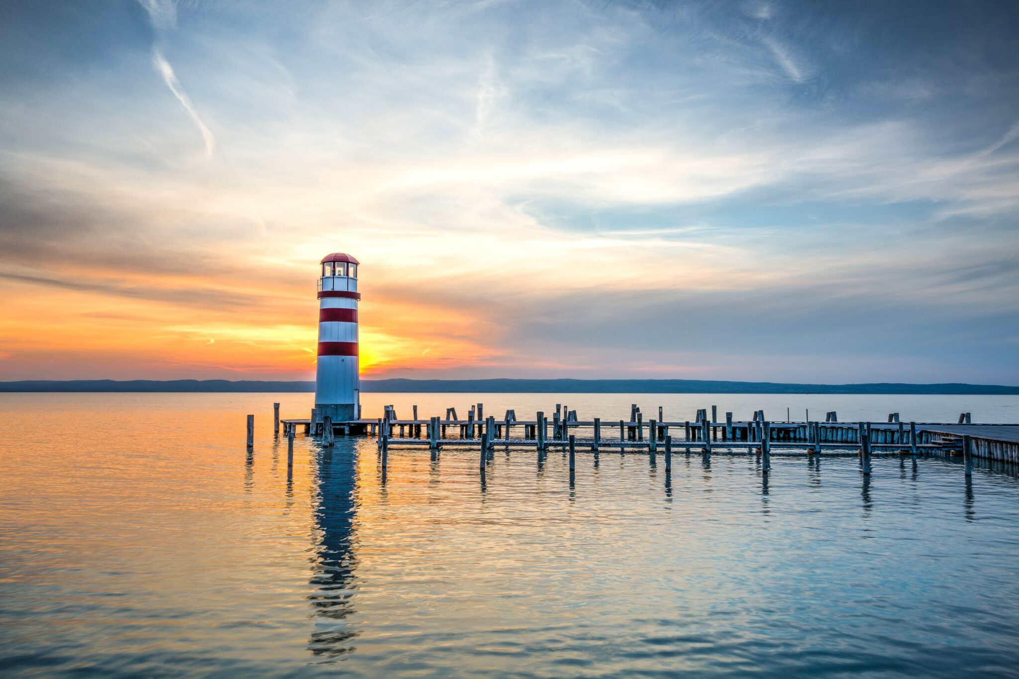 Neusiedlersee mit Leuchtturm in der Dämmerung im Burgenland, Österreich