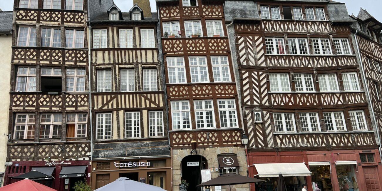 Rennes, Bretagne, Frankreich, Alte Fachwerkhäuser mit Cafés