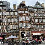 Rennes, Bretagne, Frankreich, Alte Fachwerkhäuser mit Cafés