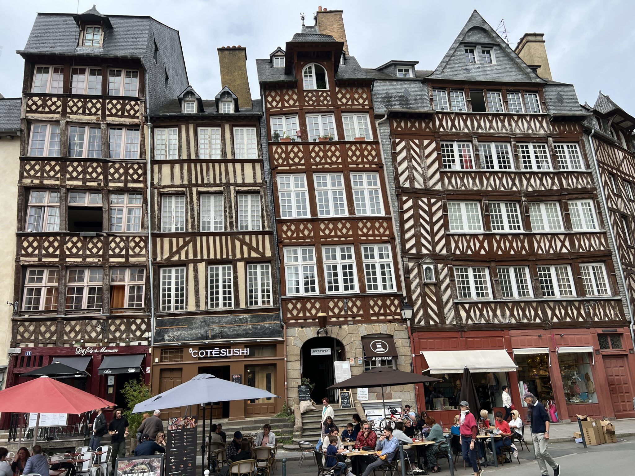 Rennes, Bretagne, Frankreich, Alte Fachwerkhäuser mit Cafés