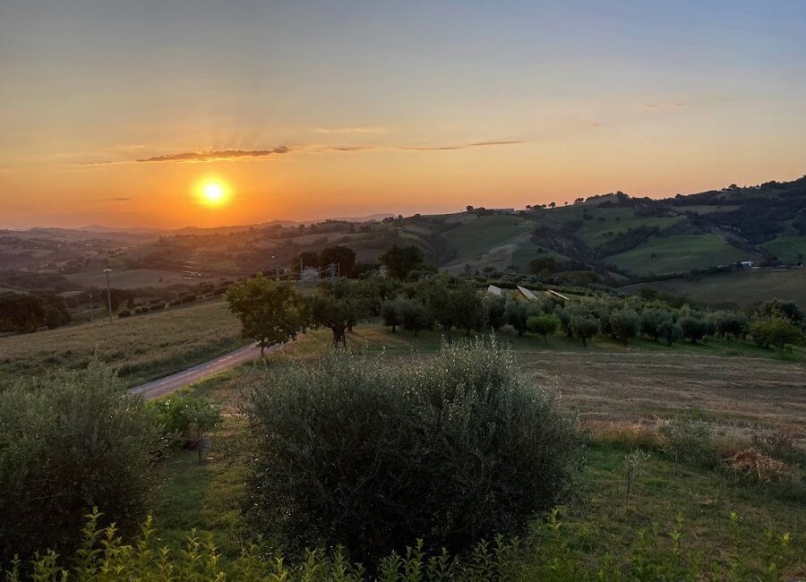 Weite Landschaft bei Sonnenuntergang