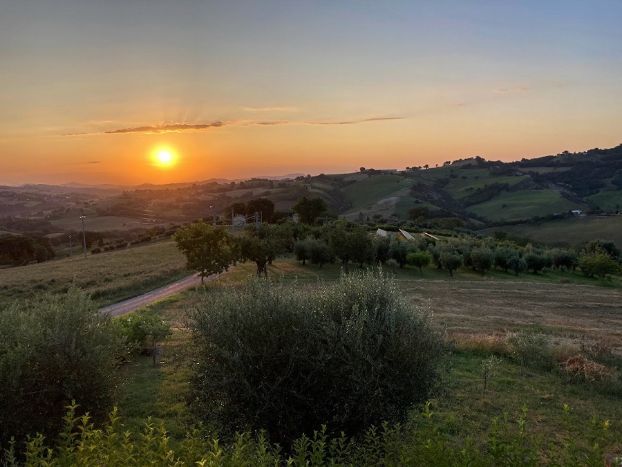 Weite Landschaft bei Sonnenuntergang