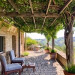 Blick auf Tmit Weinranken überrankten Terrasse