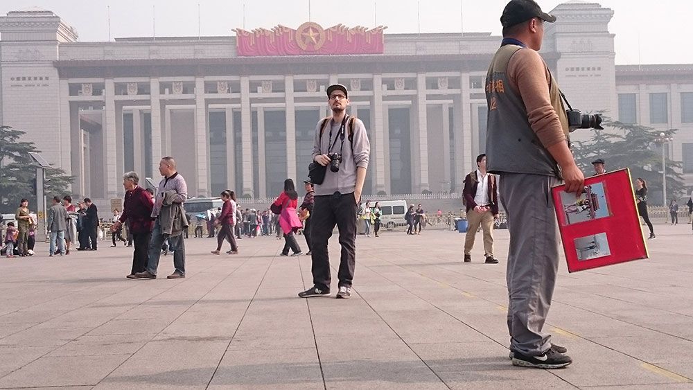 Jochen in Peking vor Palast